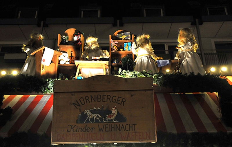 Stand_Puppen-nuernberg-christkindlesmarkt-smart-family-travel